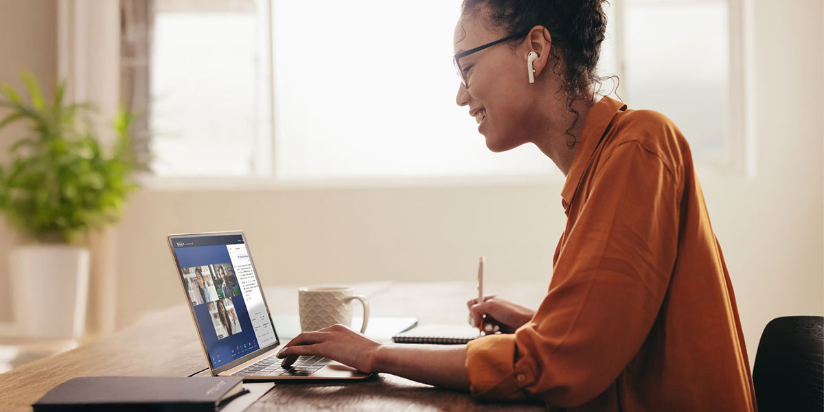 Colleagues using Bell's market-leading collaboration solutions to work effectively with remote workers and improve productivity.