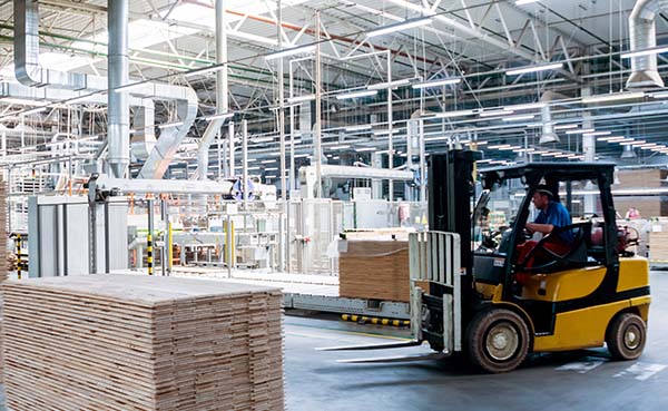 A forklift driver moving assets in a warehouse using Bell’s asset tracking solution for real-time location tracking.