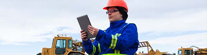 Mine worker using IoT solutions from Bell to enhance operations.